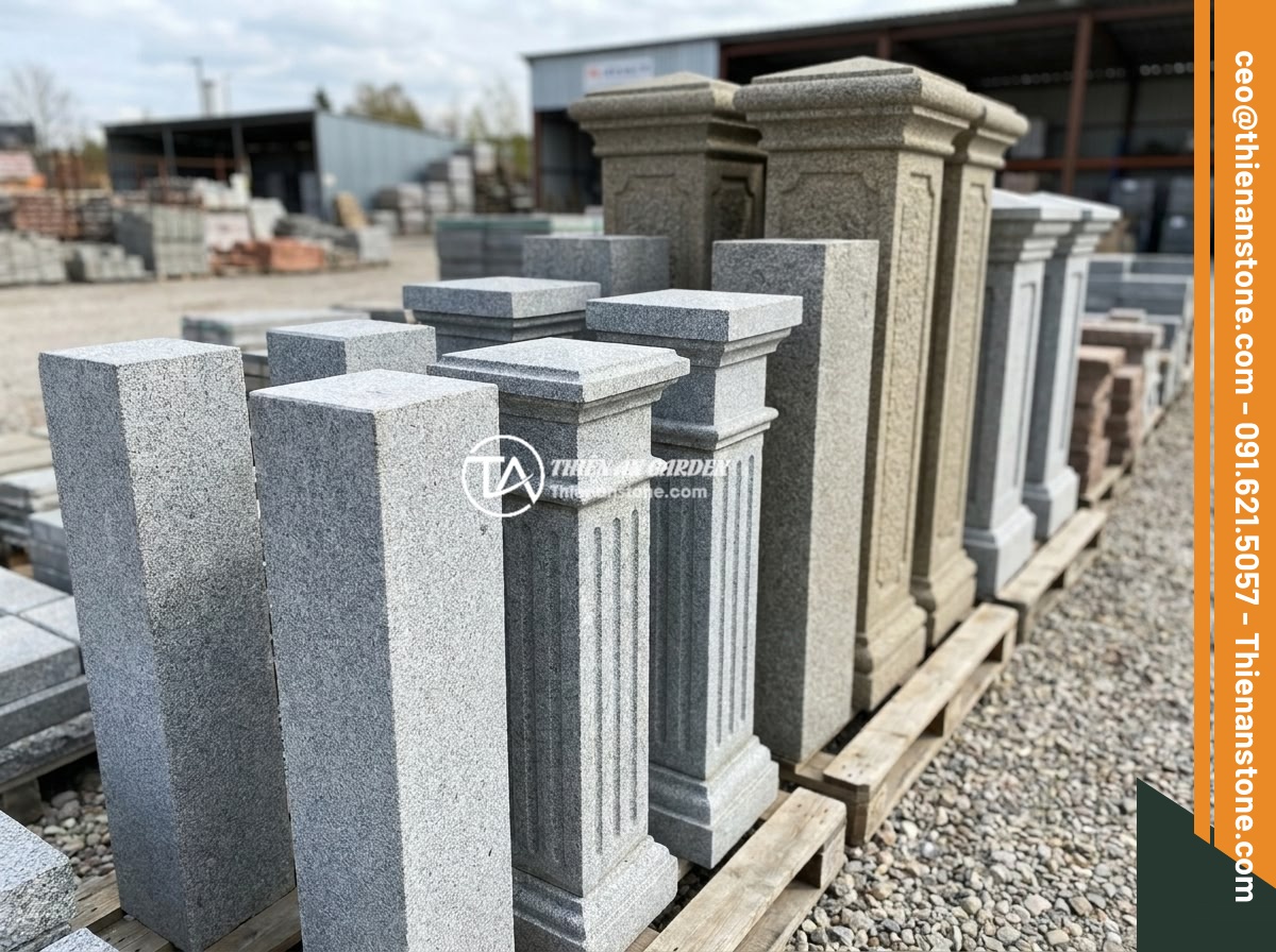 So Sánh Giá Trụ Đá Vs Trụ Bê Tông Hàng Rào: Lựa Chọn Nào Kinh Tế Hơn? - Hình 3 So Sánh Giá Trụ Đá Vs Trụ Bê Tông Hàng Rào: Lựa Chọn Nào Kinh Tế Hơn? - Precast concrete fence pillars displayed at a construction material warehouse, s