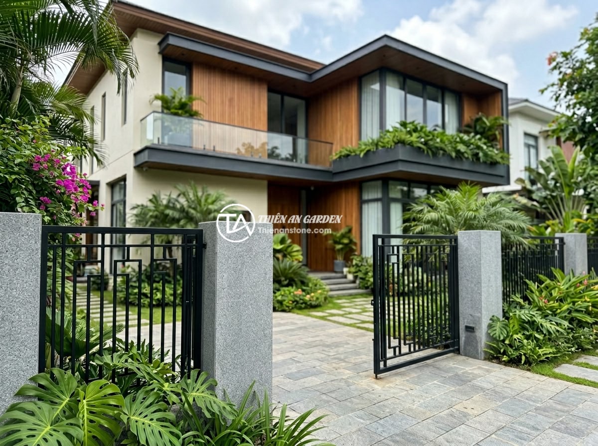 So Sánh Trụ Đá Hàng Rào Với Trụ Bê Tông Đúc Sẵn: Nên Chọn Loại Nào? - Hình 11 So Sánh Trụ Đá Hàng Rào Với Trụ Bê Tông Đúc Sẵn: Nên Chọn Loại Nào? - Modern Vietnamese villa with a combination of natural stone fence pillars and wr