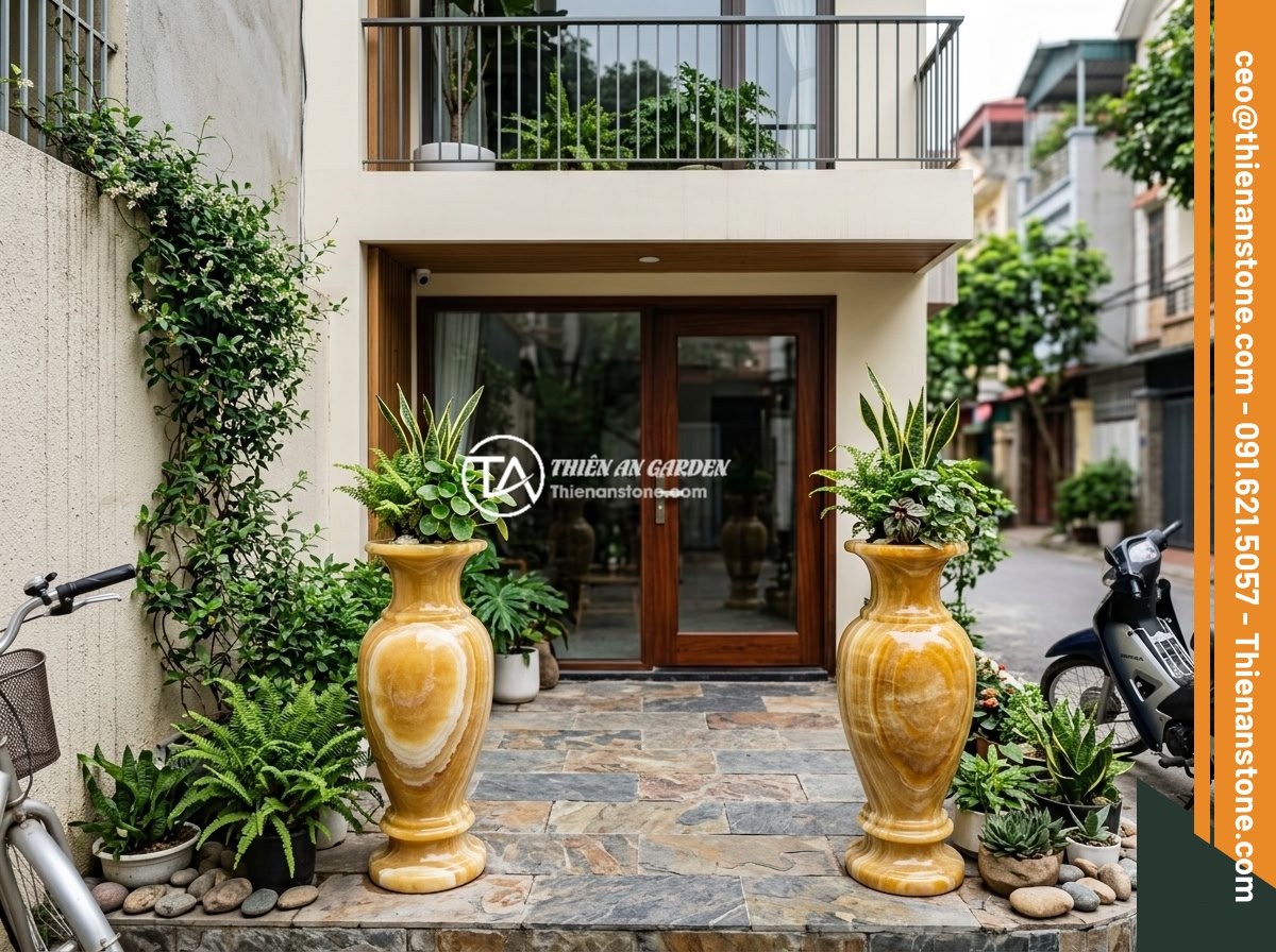 Ứng Dụng Lục Bình Đá Trong Tiểu Cảnh Non Bộ, Hồ Cá Koi & Sân Vườn Phong Thủy - Hình 13 Ứng Dụng Lục Bình Đá Trong Tiểu Cảnh Non Bộ, Hồ Cá Koi & Sân Vườn Phong Thủy - A modern Vietnamese townhouse with a compact front yard featuring a pair of medi