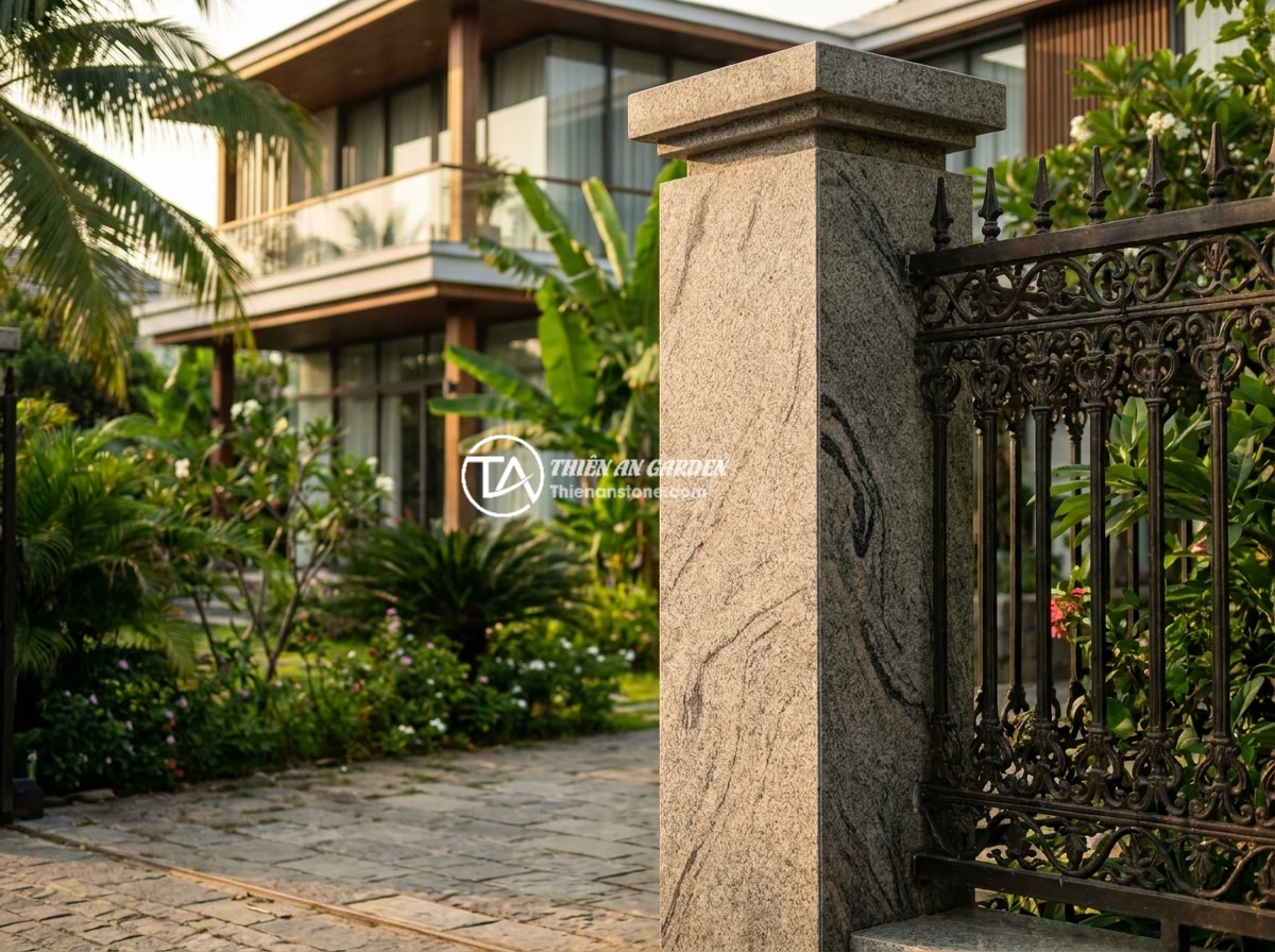 Ý Tưởng Kết Hợp Trụ Đá Với Hàng Rào Sắt Nghệ Thuật Đẹp Mê Ly - Hình 1 Ý Tưởng Kết Hợp Trụ Đá Với Hàng Rào Sắt Nghệ Thuật Đẹp Mê Ly - Luxurious natural stone pillar combined with ornate wrought iron fence in front