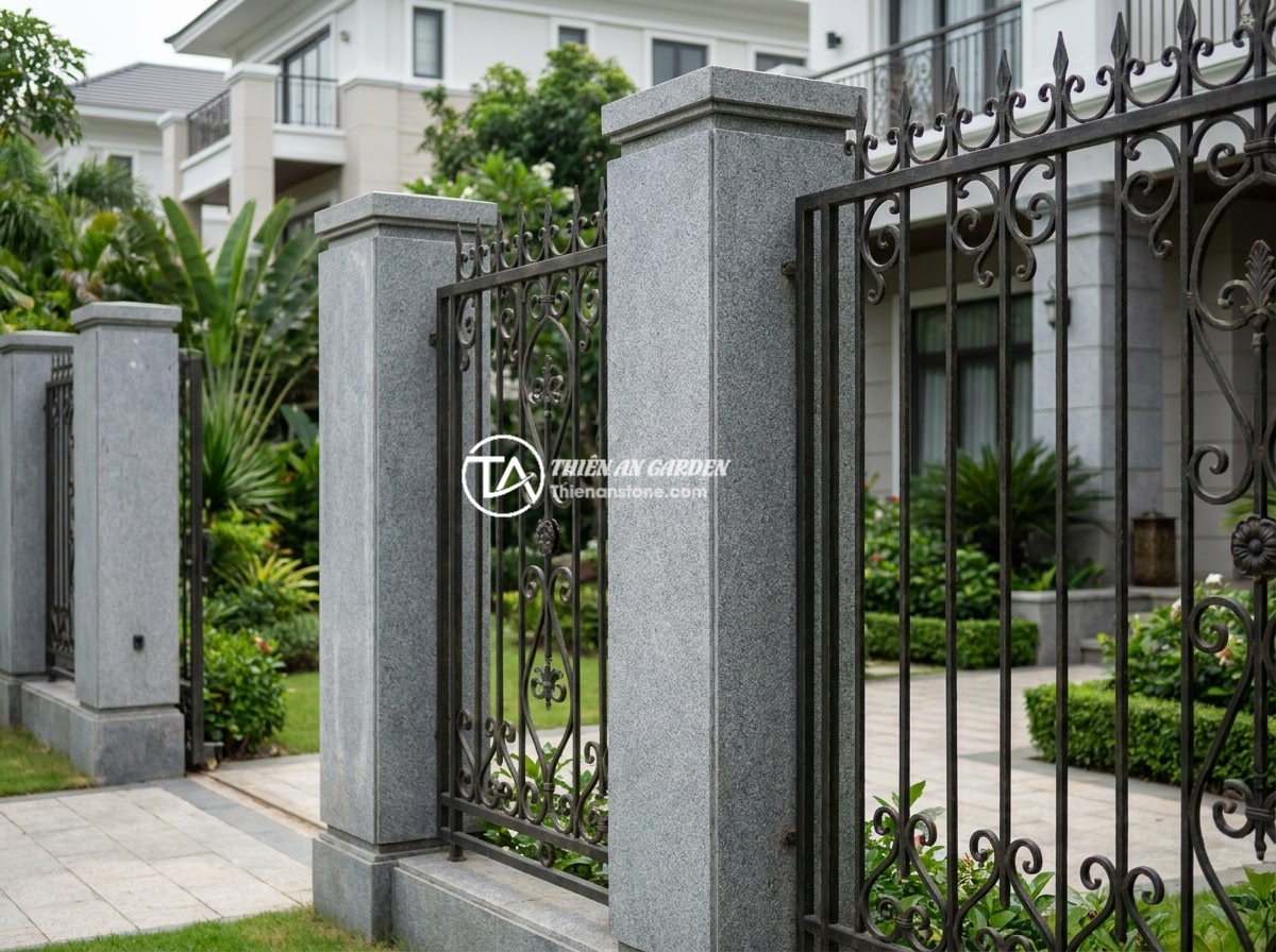Ý Tưởng Kết Hợp Trụ Đá Với Hàng Rào Sắt Nghệ Thuật Đẹp Mê Ly - Hình 7 Ý Tưởng Kết Hợp Trụ Đá Với Hàng Rào Sắt Nghệ Thuật Đẹp Mê Ly - Completed stone pillar and iron fence project at a Vietnamese luxury villa, full