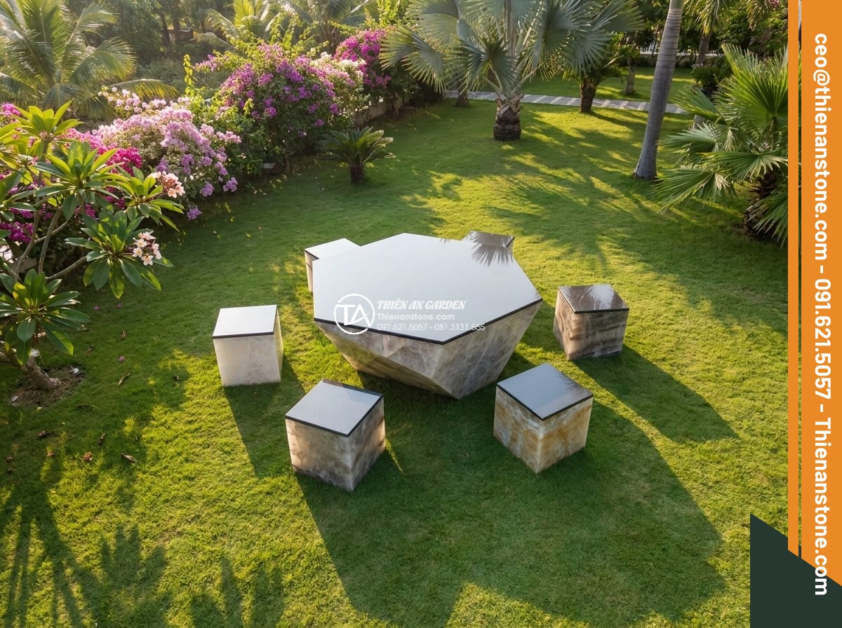 Bàn ghế đá thạch anh - Hình 4 Bàn ghế đá thạch anh - Aerial perspective of a large round quartz stone table with four carved armchair