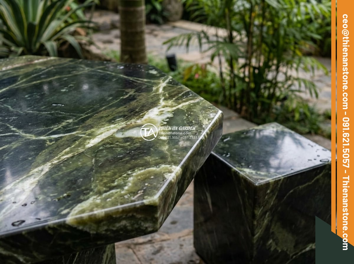 Bàn ghế đá xanh ngọc Serpentine - Hình 4 Bàn ghế đá xanh ngọc Serpentine - Detailed close view of the vibrant green jade-like Serpentine stone table surfac