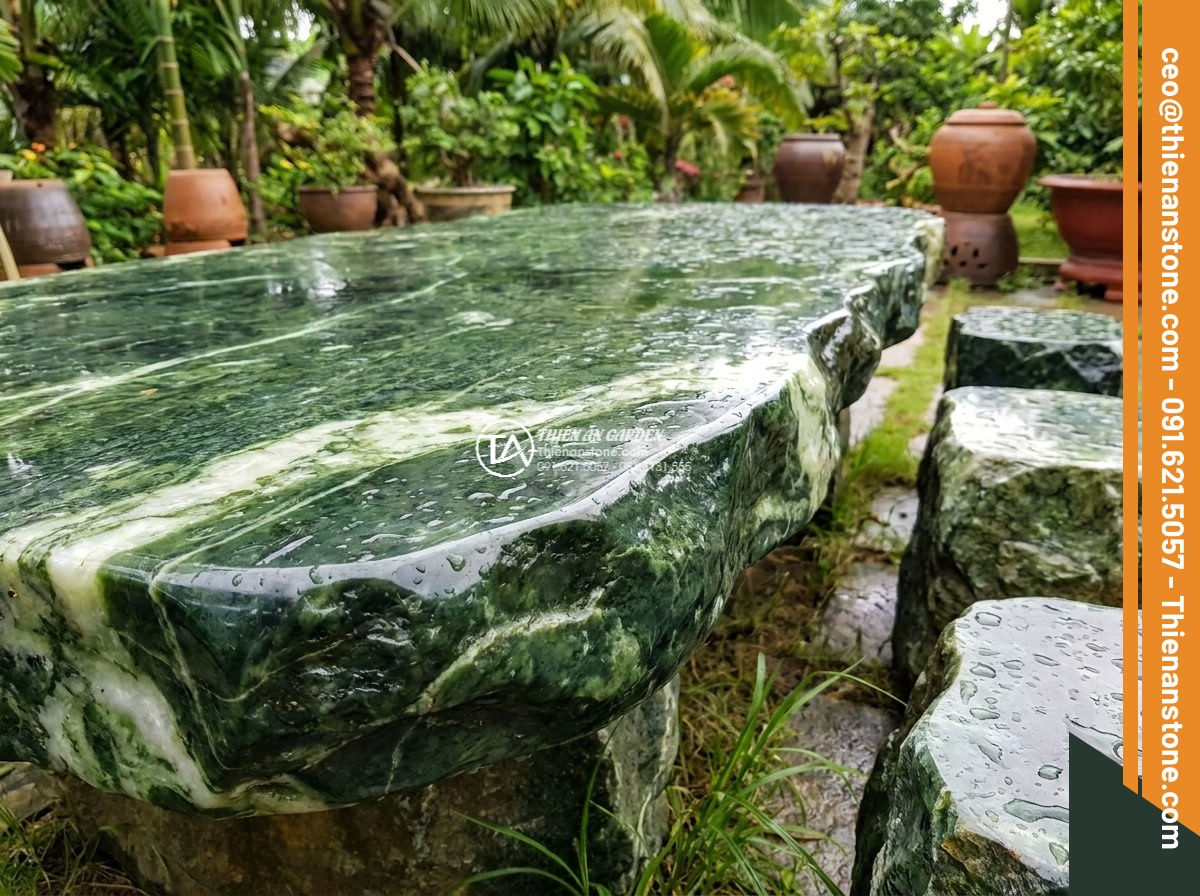 Bàn ghế đá xanh ngọc Serpentine - Hình 8 Bàn ghế đá xanh ngọc Serpentine - Close tactile view of fingers tracing the ultra-smooth and refreshingly cool sur
