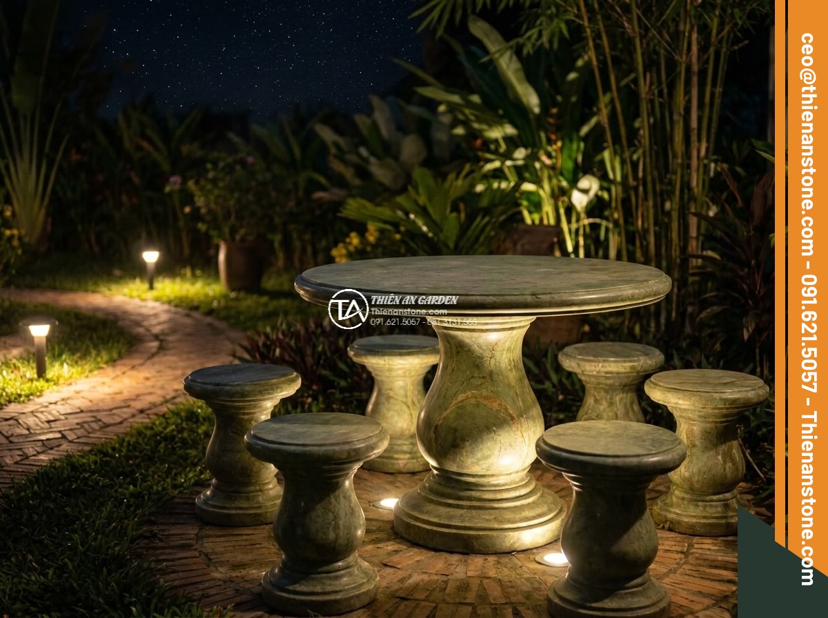 Bàn ghế đá xanh rêu - Hình 12 Bàn ghế đá xanh rêu - Nighttime garden scene with moss green stone table and chairs illuminated by war