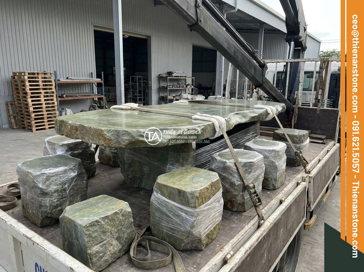 Bàn ghế đá xanh rêu - Hình 18 Bàn ghế đá xanh rêu - Finished moss green stone table and chair set being carefully loaded onto a spec