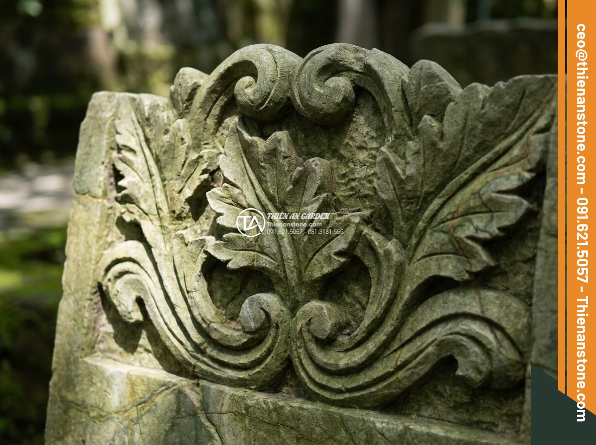 Bàn ghế đá xanh rêu - Hình 7 Bàn ghế đá xanh rêu - Extreme close-up of hand-carved moss green stone chair backrest showing intricat