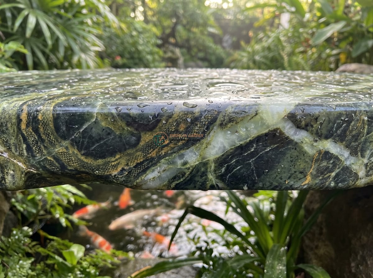 Cầu bước dạo đá Serpentine vân da rắn: 130 x 55 x 15 cm. - Hình 2 Cầu bước dạo đá Serpentine vân da rắn: 130 x 55 x 15 cm. - Close-up view of the Serpentine stepping stone surface showing intricate snake-l