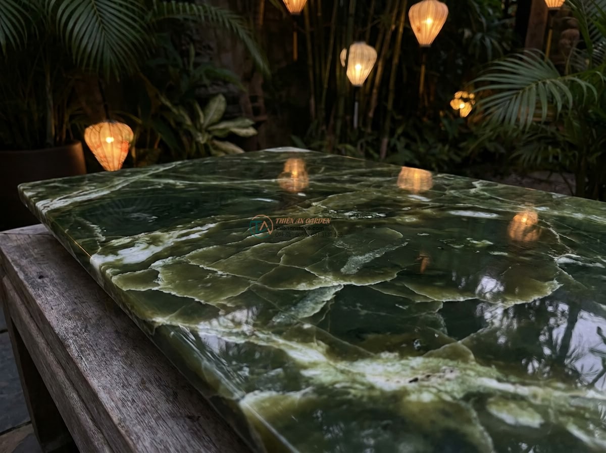 Cầu bước dạo đá Serpentine vân da rắn: 130 x 55 x 15 cm. - Hình 4 Cầu bước dạo đá Serpentine vân da rắn: 130 x 55 x 15 cm. - Artistic close-up of the snake skin veining on the Serpentine stone slab, showin