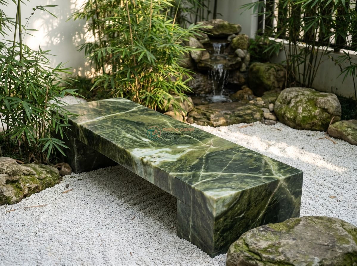Cầu bước dạo đá Serpentine vân da rắn: 130 x 55 x 15 cm. - Hình 6 Cầu bước dạo đá Serpentine vân da rắn: 130 x 55 x 15 cm. - Medium distance shot of the Serpentine stepping stone in a modern villa backyard