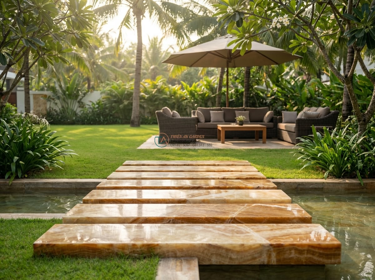 Cầu bước dạo đá vàng vân gỗ mài mờ: 120 x 50 x 12 cm. - Hình 6 Cầu bước dạo đá vàng vân gỗ mài mờ: 120 x 50 x 12 cm. - Luxury modern villa garden with the 120x50x12cm yellow stone stepping bridge as