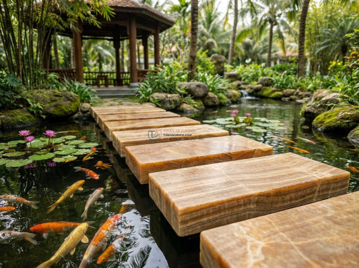Cầu bước dạo đá vàng vân gỗ mài mờ: 120 x 50 x 12 cm. - Hình 7 Cầu bước dạo đá vàng vân gỗ mài mờ: 120 x 50 x 12 cm. - Beautiful integration of the yellow stone stepping bridge over a crystal clear k