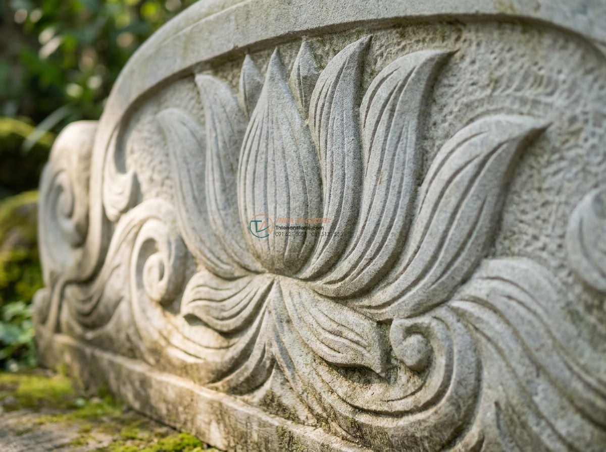Cầu cổ đá sa thạch vàng chạm khắc hoa văn Zen: 170 x 70 x 15 cm. - Hình 2 Cầu cổ đá sa thạch vàng chạm khắc hoa văn Zen: 170 x 70 x 15 cm. - Macro close-up of the hand-chiseled Zen lotus flower and wave patterns on the wa