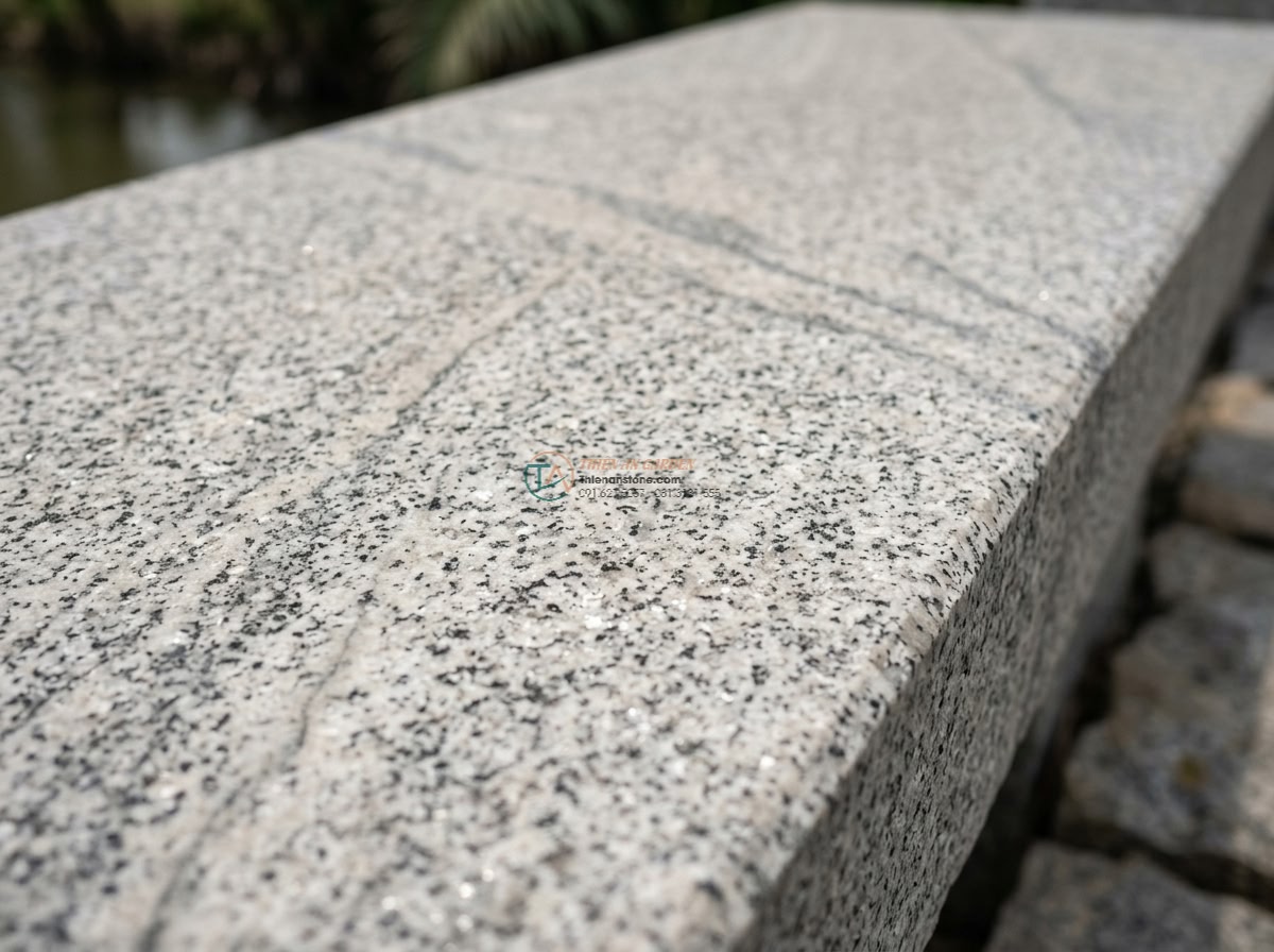 Cầu đá Granite trắng muối tiêu dáng thanh thoát: 180 x 70 x 15 cm.