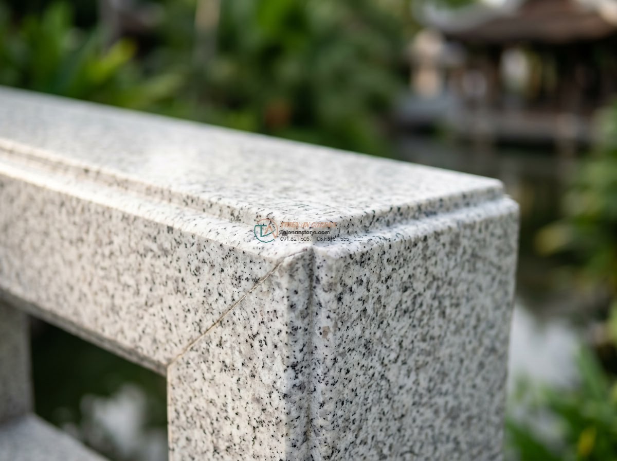 Cầu đá Granite trắng muối tiêu dáng thanh thoát: 180 x 70 x 15 cm.