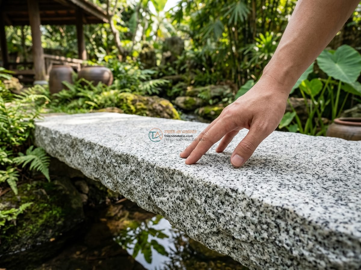 Cầu đá Granite trắng muối tiêu dáng thanh thoát: 180 x 70 x 15 cm.