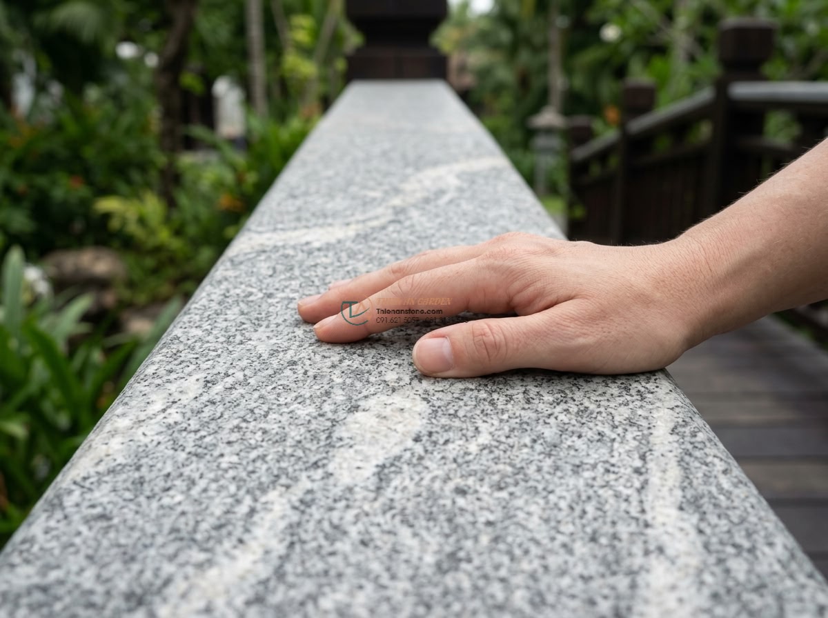 Cầu đá Granite trắng muối tiêu dáng thanh thoát: 180 x 70 x 15 cm.