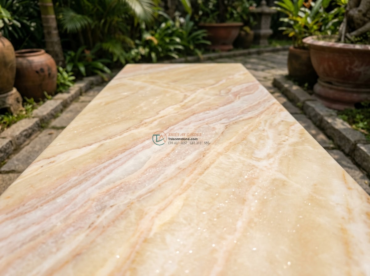 Cầu dạo bước đá vàng cà rốt mặt khò lửa: 120 x 50 x 12 cm. - Hình 3 Cầu dạo bước đá vàng cà rốt mặt khò lửa: 120 x 50 x 12 cm. - Detailed macro photography of the flamed surface on a carrot gold natural stone