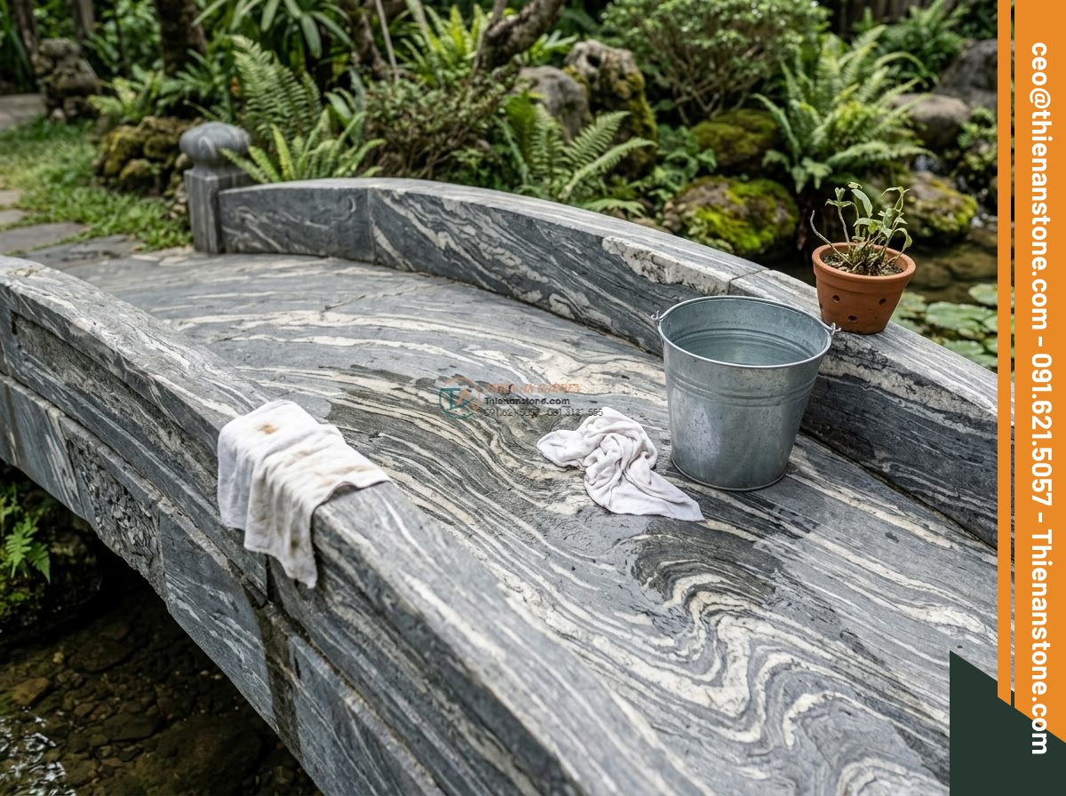 Cầu nhịp đơn đá vân mây trang trí non bộ: 100 x 40 x 10 cm. - Hình 18 Cầu nhịp đơn đá vân mây trang trí non bộ: 100 x 40 x 10 cm. - Maintenance demonstration image of a person gently cleaning the surface of the i