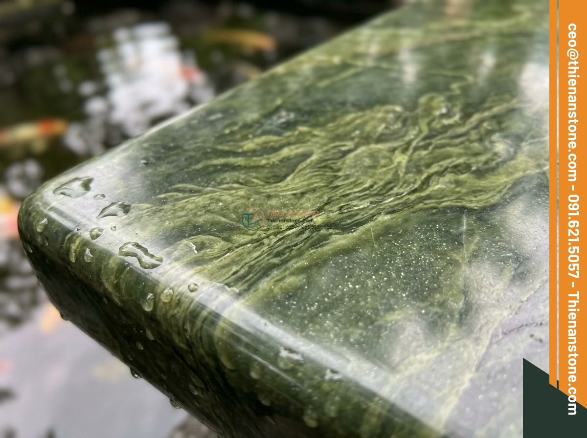 Cầu nhỏ trang trí hồ Koi đá ngọc Serpentine: 120 x 50 x 12 cm. - Hình 2 Cầu nhỏ trang trí hồ Koi đá ngọc Serpentine: 120 x 50 x 12 cm. - Close-up detailed view of serpentine jade stone bridge surface showing intricate