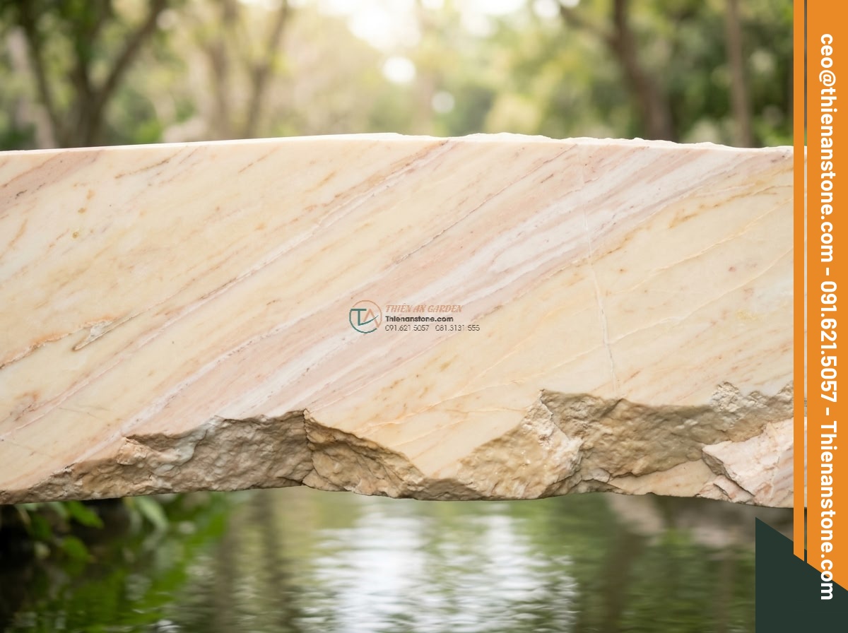 Cầu phẳng đá vàng cà rốt xẻ cạnh tự nhiên: 180 x 75 x 16 cm. - Hình 2 Cầu phẳng đá vàng cà rốt xẻ cạnh tự nhiên: 180 x 75 x 16 cm. - Close-up detail of the natural split edges and rich veining on the carrot yellow