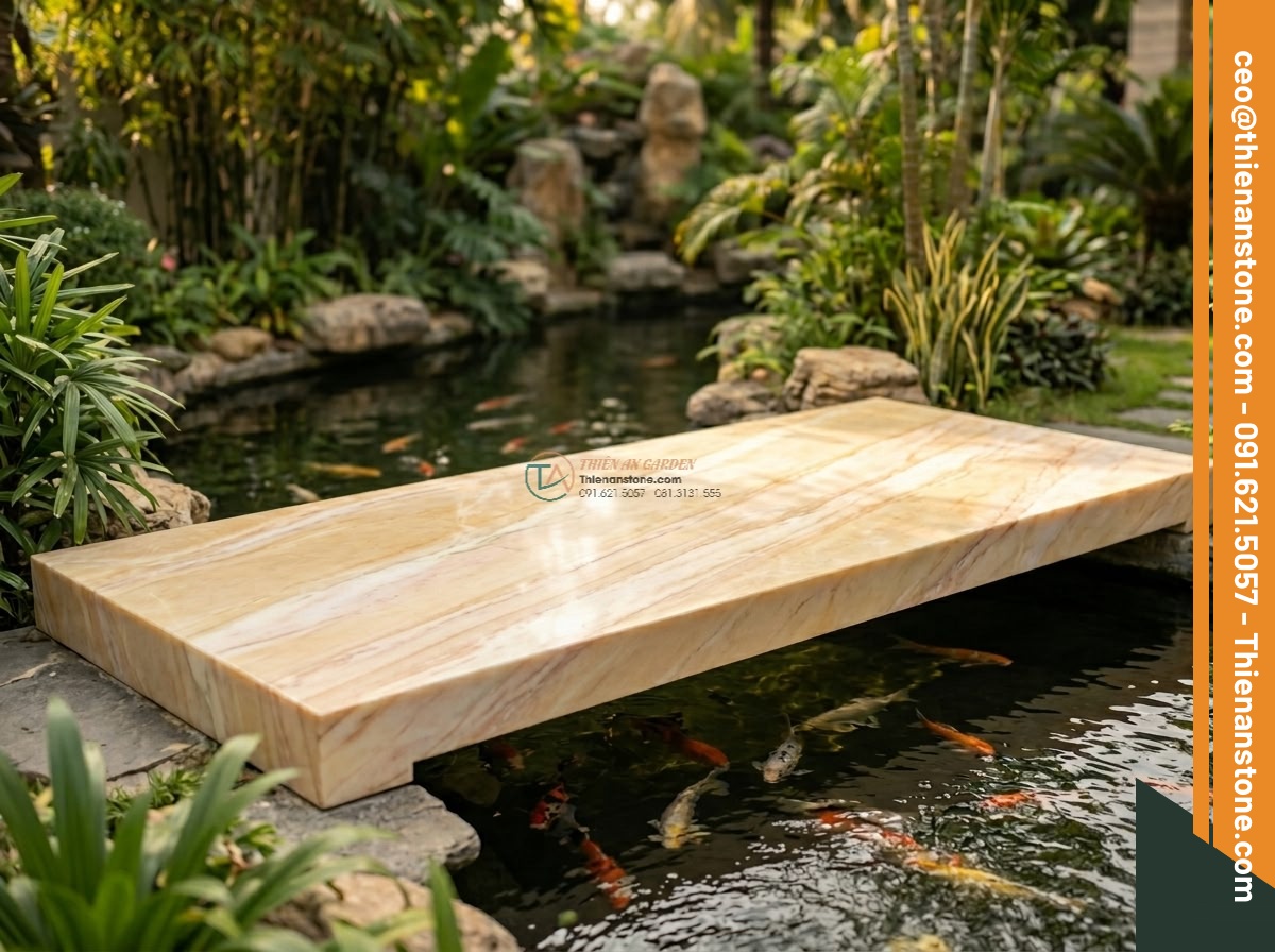 Cầu phẳng đá vàng cà rốt xẻ cạnh tự nhiên: 180 x 75 x 16 cm. - Hình 3 Cầu phẳng đá vàng cà rốt xẻ cạnh tự nhiên: 180 x 75 x 16 cm. - Medium shot approaching the natural carrot yellow stone flat bridge in an elegan