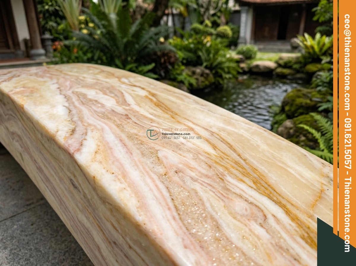 Cầu phẳng đá vàng cà rốt xẻ cạnh tự nhiên: 180 x 75 x 16 cm. - Hình 4 Cầu phẳng đá vàng cà rốt xẻ cạnh tự nhiên: 180 x 75 x 16 cm. - Detailed macro view of the unique natural veining patterns on the carrot yellow