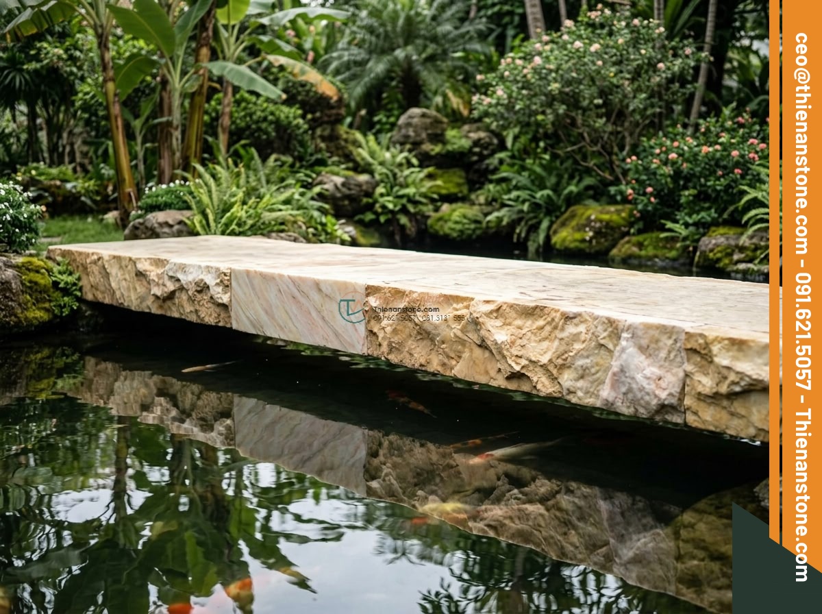 Cầu phẳng đá vàng cà rốt xẻ cạnh tự nhiên: 180 x 75 x 16 cm. - Hình 5 Cầu phẳng đá vàng cà rốt xẻ cạnh tự nhiên: 180 x 75 x 16 cm. - Artistic side angle of the 180cm natural stone bridge highlighting the authentic