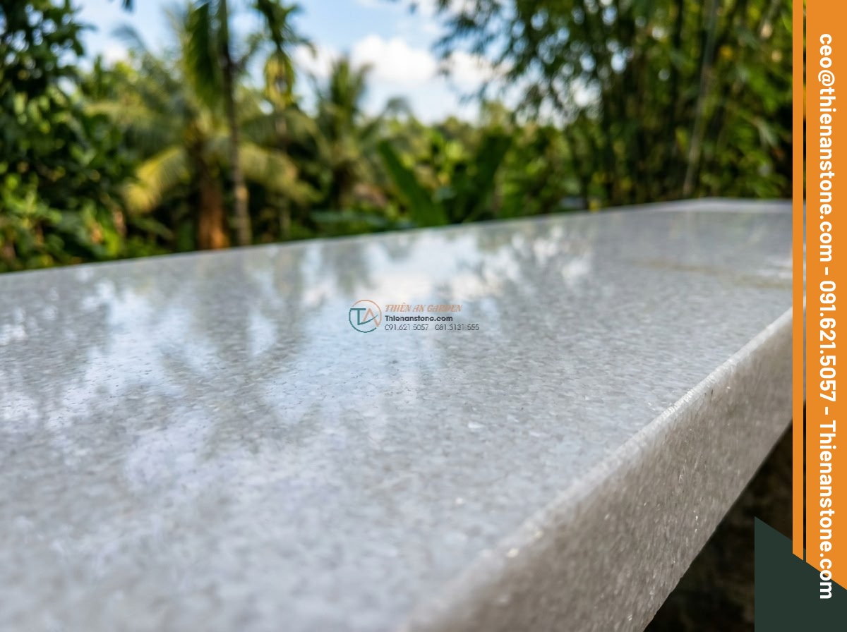 Cầu phiến phẳng đá trắng muối mài bóng bề mặt: 200 x 85 x 20 cm. - Hình 2 Cầu phiến phẳng đá trắng muối mài bóng bề mặt: 200 x 85 x 20 cm. - Close-up cinematic view of the polished surface of a white salt stone bridge sla