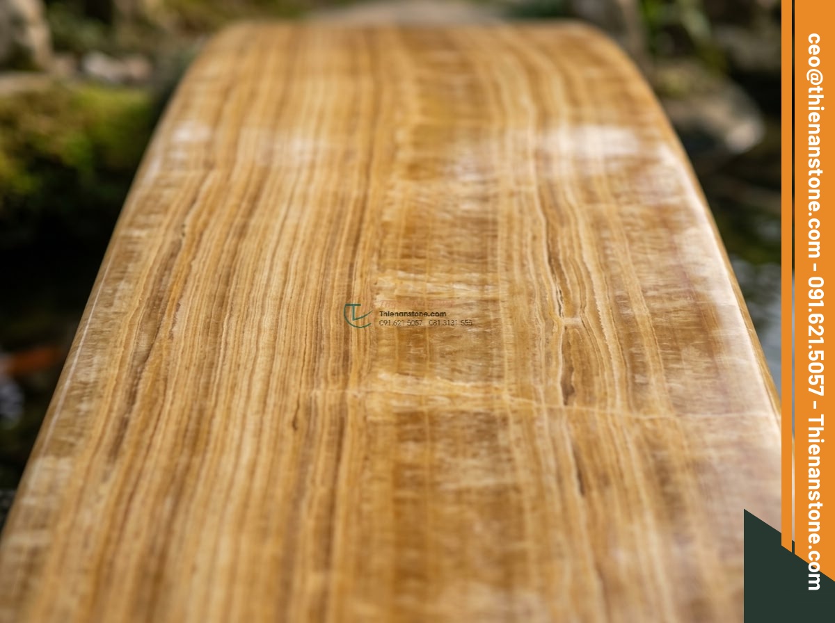 Cầu phiến thẳng đá vàng vân gỗ vân dọc tinh tế: 190 x 75 x 18 cm.