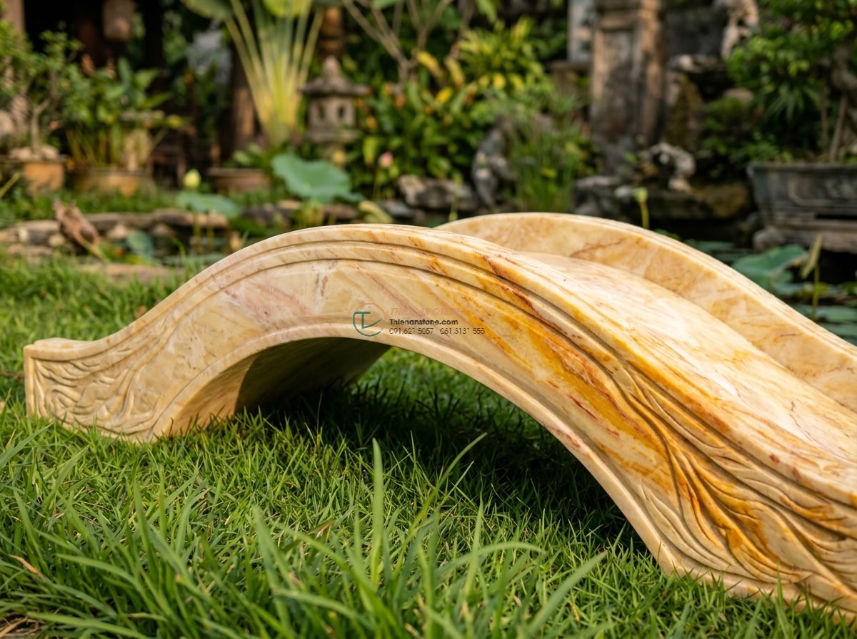Cầu vòm đá vàng cà rốt nổi bật giữa thảm cỏ: 160 x 60 x 15 cm. - Hình 2 Cầu vòm đá vàng cà rốt nổi bật giữa thảm cỏ: 160 x 60 x 15 cm. - Close-up perspective of the golden carrot yellow natural stone arched bridge 160
