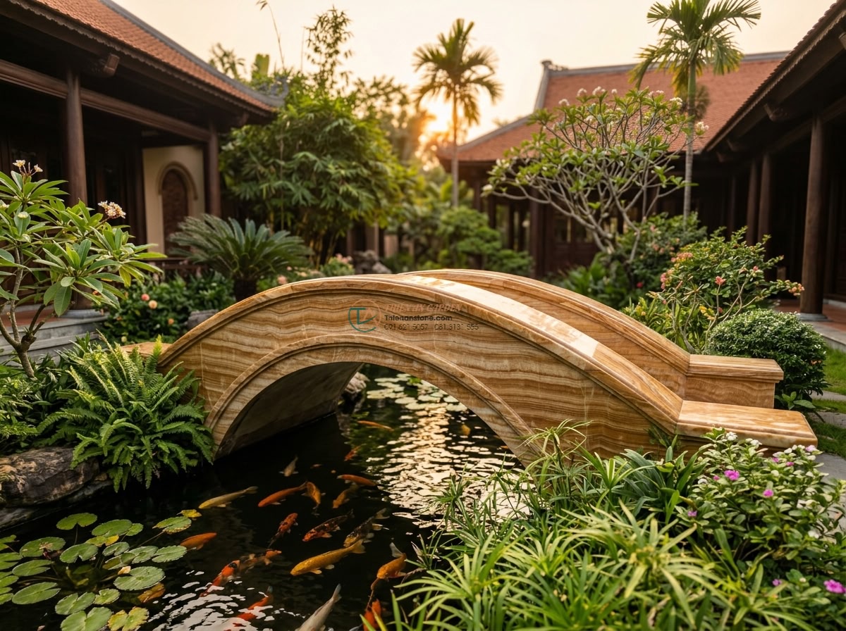 Cầu vòm đá vàng vân gỗ phong cách mộc gia: 170 x 65 x 15 cm.