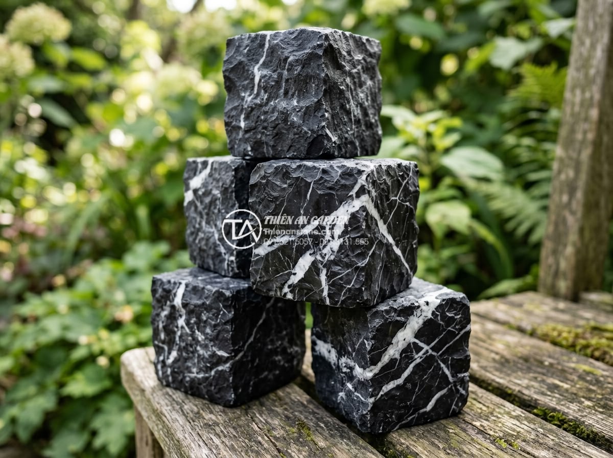 Đá Cubic Đen Thanh Hóa Mặt Băm – Chất liệu: Đá đen Thanh Hóa tự nhiên – Kích thước: 10x10x5cm hoặc 10x10x8cm