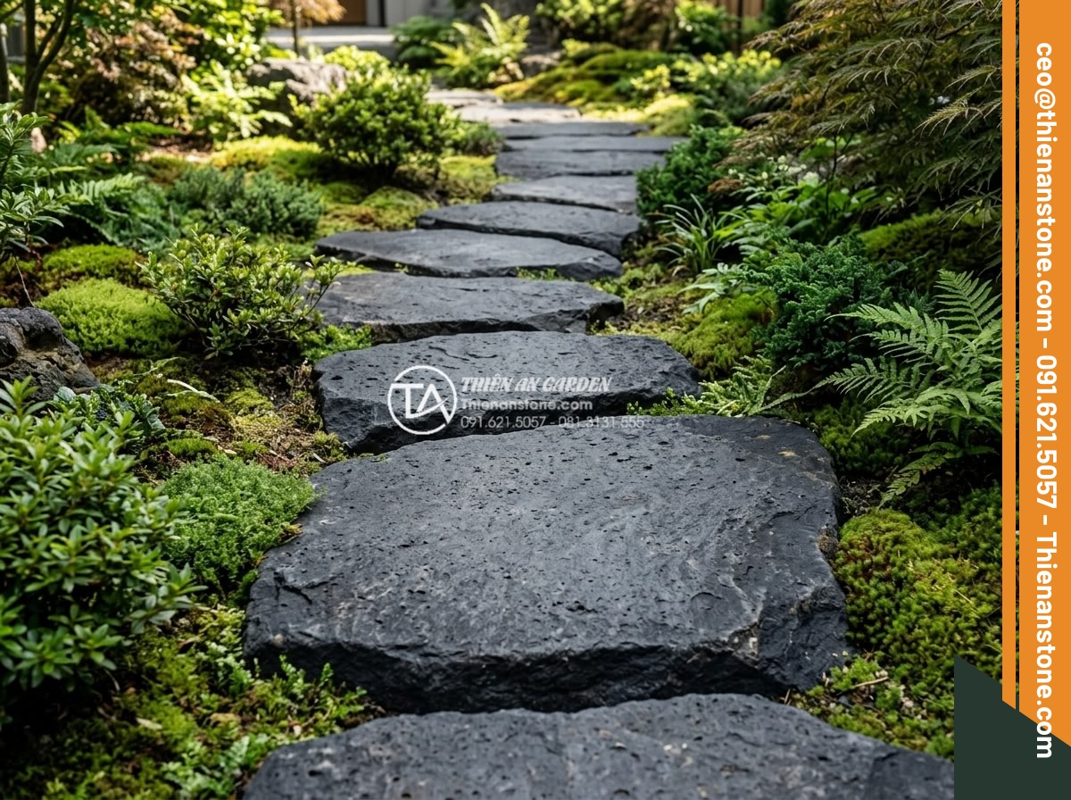 Đá Đen Lát Bước Dặm – Chất liệu: Đá đen tự nhiên (bazan/granite) – Kích thước: 30-50cm tự do, dày 3-4cm