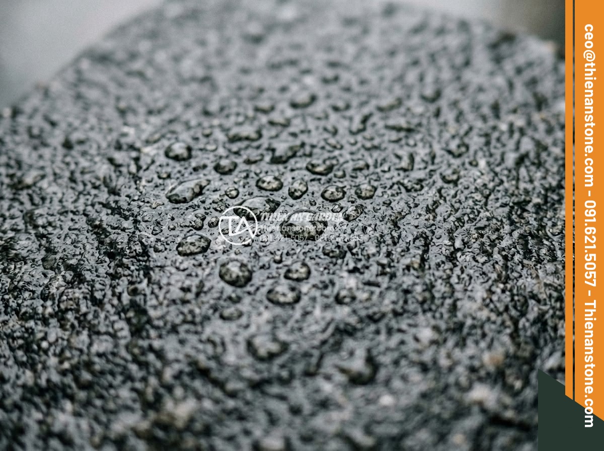 Đá Granite Khò Mặt Bước Dạo - Chất liệu: Đá granite tự nhiên - Kích thước: 30x60cm, dày 3cm (khò lửa chống trơn) - Hình 5 Đá Granite Khò Mặt Bước Dạo - Chất liệu: Đá granite tự nhiên - Kích thước: 30x60cm, dày 3cm (khò lửa chống trơn) - Close-up detailed texture of khò lửa anti-slip granite surface showing natural g