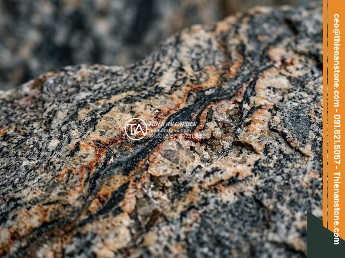 Đá Granite Khò Mặt Bước Dạo - Chất liệu: Đá granite tự nhiên - Kích thước: 30x60cm, dày 3cm (khò lửa chống trơn) - Hình 7 Đá Granite Khò Mặt Bước Dạo - Chất liệu: Đá granite tự nhiên - Kích thước: 30x60cm, dày 3cm (khò lửa chống trơn) - Extreme close-up macro shot of natural granite veins and mineral patterns on khò