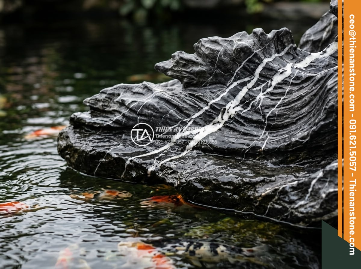 Đá lũa đen xếp lớp kè hồ