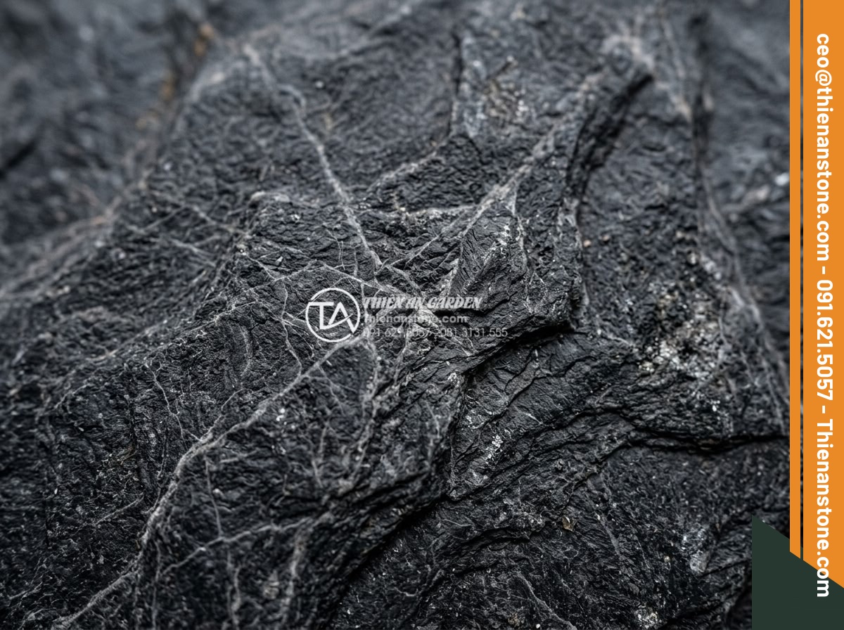 Đá Phiến Slate Đen Bước Dạo – Chất liệu: Đá phiến slate đen tự nhiên – Kích thước: 30x60cm hoặc 30x90cm, dày 3-5cm