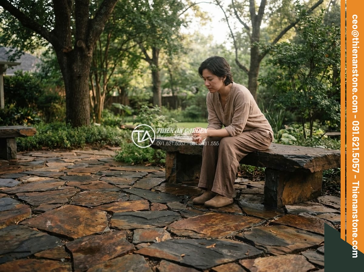 Đá Rối Đen Lai Châu – Chất liệu: Đá slate đen tự nhiên (Lai Châu) – Kích thước: Tự do 10-25cm/viên, dày 2-3cm (bán theo m²)