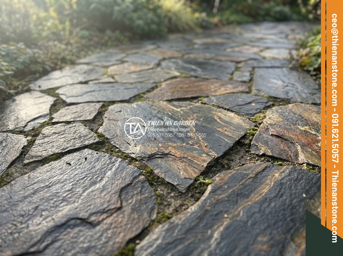 Đá Rối Đen Lai Châu – Chất liệu: Đá slate đen tự nhiên (Lai Châu) – Kích thước: Tự do 10-25cm/viên, dày 2-3cm (bán theo m²)
