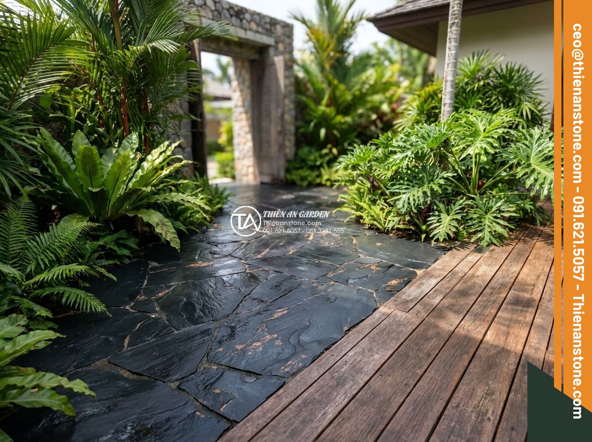 Đá Rối Slate Đen Vảy Đồng Lai Châu - Chất liệu: Đá slate đen vảy đồng tự nhiên (Lai Châu) - Kích thước: Ngẫu nhiên 10-25cm/viên, dày 1.5-3cm - Hình 10 Đá Rối Slate Đen Vảy Đồng Lai Châu - Chất liệu: Đá slate đen vảy đồng tự nhiên (Lai Châu) - Kích thước: Ngẫu nhiên 10-25cm/viên, dày 1.5-3cm - Luxury villa entrance garden with black slate irregular paving stones, copper hi