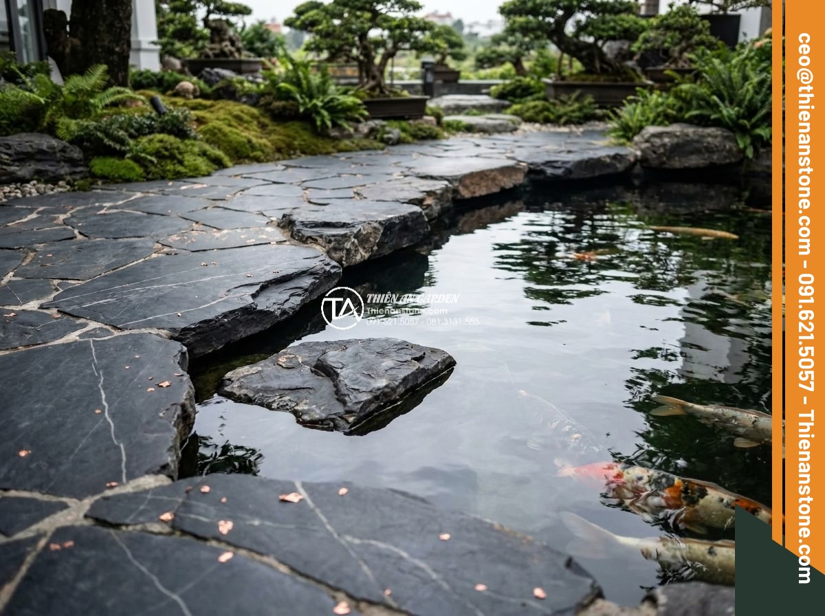 Đá Rối Slate Đen Vảy Đồng Lai Châu - Chất liệu: Đá slate đen vảy đồng tự nhiên (Lai Châu) - Kích thước: Ngẫu nhiên 10-25cm/viên, dày 1.5-3cm - Hình 11 Đá Rối Slate Đen Vảy Đồng Lai Châu - Chất liệu: Đá slate đen vảy đồng tự nhiên (Lai Châu) - Kích thước: Ngẫu nhiên 10-25cm/viên, dày 1.5-3cm - Serene koi pond in luxury garden surrounded by irregular black slate crazy pavin