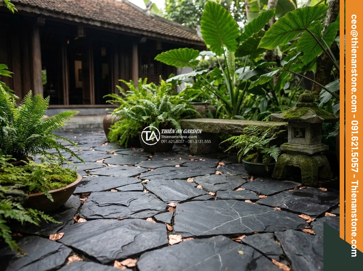 Đá Rối Slate Đen Vảy Đồng Lai Châu - Chất liệu: Đá slate đen vảy đồng tự nhiên (Lai Châu) - Kích thước: Ngẫu nhiên 10-25cm/viên, dày 1.5-3cm - Hình 15 Đá Rối Slate Đen Vảy Đồng Lai Châu - Chất liệu: Đá slate đen vảy đồng tự nhiên (Lai Châu) - Kích thước: Ngẫu nhiên 10-25cm/viên, dày 1.5-3cm - Peaceful luxury garden corner with black slate crazy paving and copper flakes ar