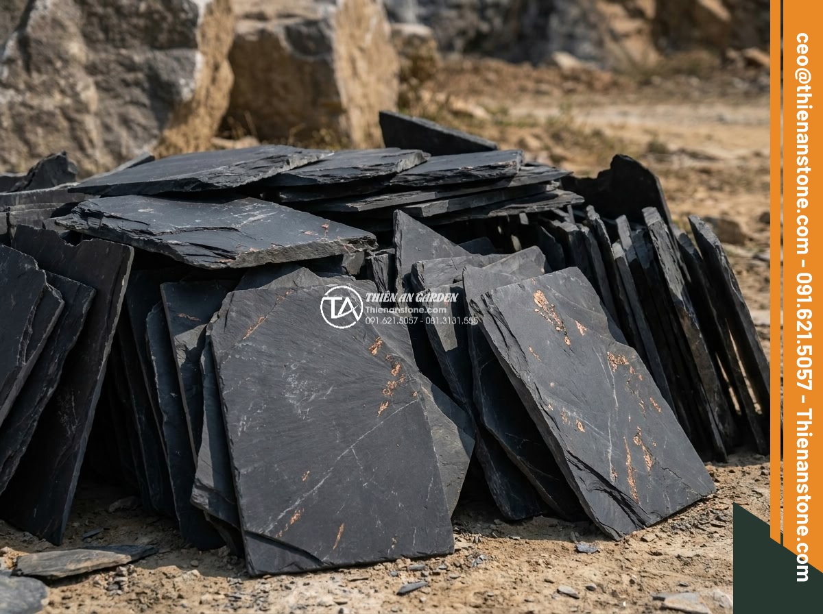 Đá Rối Slate Đen Vảy Đồng Lai Châu - Chất liệu: Đá slate đen vảy đồng tự nhiên (Lai Châu) - Kích thước: Ngẫu nhiên 10-25cm/viên, dày 1.5-3cm - Hình 17 Đá Rối Slate Đen Vảy Đồng Lai Châu - Chất liệu: Đá slate đen vảy đồng tự nhiên (Lai Châu) - Kích thước: Ngẫu nhiên 10-25cm/viên, dày 1.5-3cm - Natural black slate crazy paving stones from Lai Chau quarry, stacked and ready
