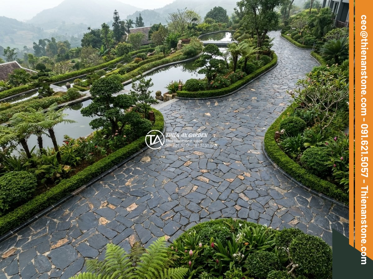 Đá Rối Slate Đen Vảy Đồng Lai Châu - Chất liệu: Đá slate đen vảy đồng tự nhiên (Lai Châu) - Kích thước: Ngẫu nhiên 10-25cm/viên, dày 1.5-3cm - Hình 2 Đá Rối Slate Đen Vảy Đồng Lai Châu - Chất liệu: Đá slate đen vảy đồng tự nhiên (Lai Châu) - Kích thước: Ngẫu nhiên 10-25cm/viên, dày 1.5-3cm - Aerial perspective of elegant resort garden pathway made from random sized black