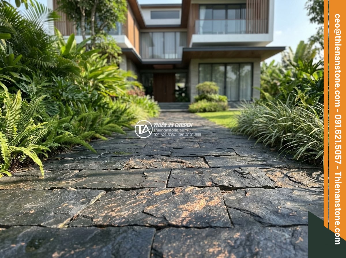 Đá Rối Slate Đen Vảy Đồng Lai Châu - Chất liệu: Đá slate đen vảy đồng tự nhiên (Lai Châu) - Kích thước: Ngẫu nhiên 10-25cm/viên, dày 1.5-3cm - Hình 20 Đá Rối Slate Đen Vảy Đồng Lai Châu - Chất liệu: Đá slate đen vảy đồng tự nhiên (Lai Châu) - Kích thước: Ngẫu nhiên 10-25cm/viên, dày 1.5-3cm - Completed luxury garden project featuring black slate irregular paving with copp