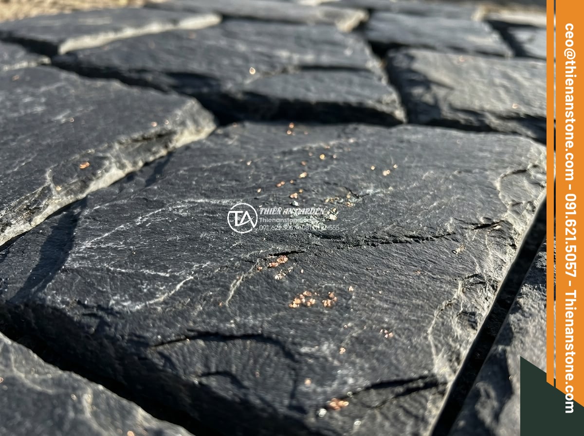Đá Rối Slate Đen Vảy Đồng Lai Châu - Chất liệu: Đá slate đen vảy đồng tự nhiên (Lai Châu) - Kích thước: Ngẫu nhiên 10-25cm/viên, dày 1.5-3cm - Hình 3 Đá Rối Slate Đen Vảy Đồng Lai Châu - Chất liệu: Đá slate đen vảy đồng tự nhiên (Lai Châu) - Kích thước: Ngẫu nhiên 10-25cm/viên, dày 1.5-3cm - Close-up macro photography of natural black slate crazy paving stones from Lai C