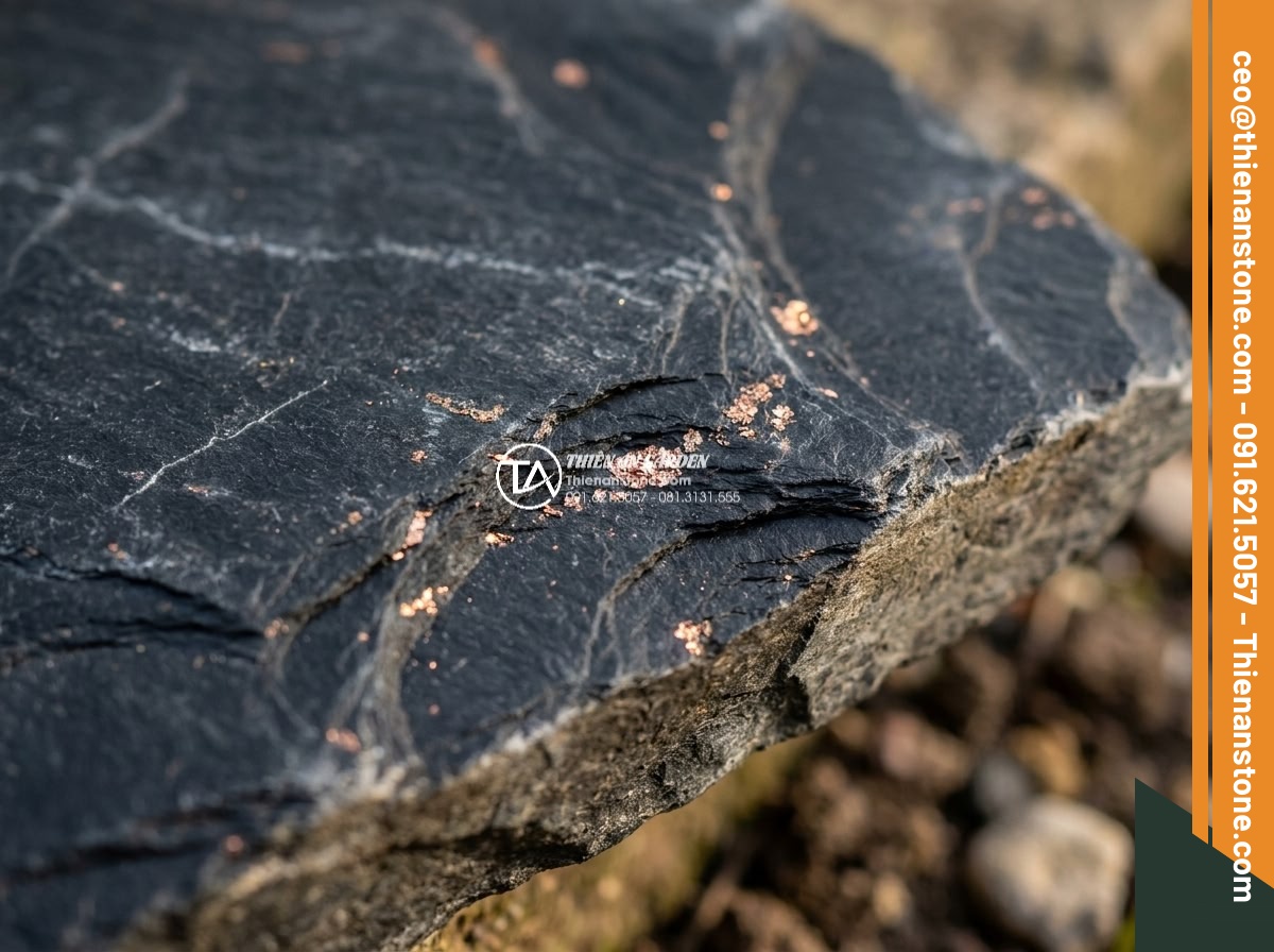 Đá Rối Slate Đen Vảy Đồng Lai Châu - Chất liệu: Đá slate đen vảy đồng tự nhiên (Lai Châu) - Kích thước: Ngẫu nhiên 10-25cm/viên, dày 1.5-3cm - Hình 4 Đá Rối Slate Đen Vảy Đồng Lai Châu - Chất liệu: Đá slate đen vảy đồng tự nhiên (Lai Châu) - Kích thước: Ngẫu nhiên 10-25cm/viên, dày 1.5-3cm - Detailed close-up of black slate stone with natural copper scales glittering und