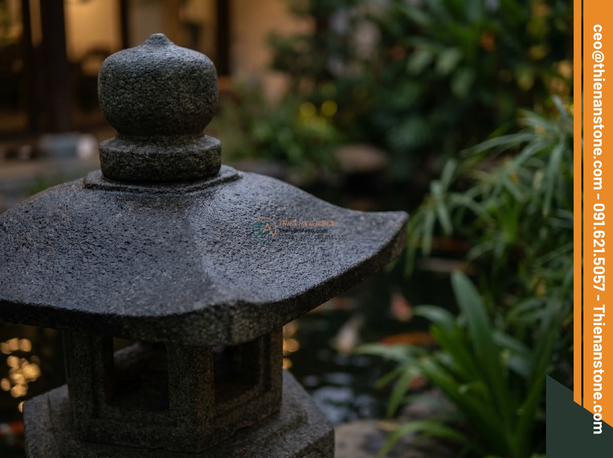 Đèn đá Kanjuji dáng trụ thanh thoát chất liệu đá Granite cao 100cm. - Hình 5 Đèn đá Kanjuji dáng trụ thanh thoát chất liệu đá Granite cao 100cm. - Person gently touching the smooth cool surface of a 100cm granite Kanjuji stone