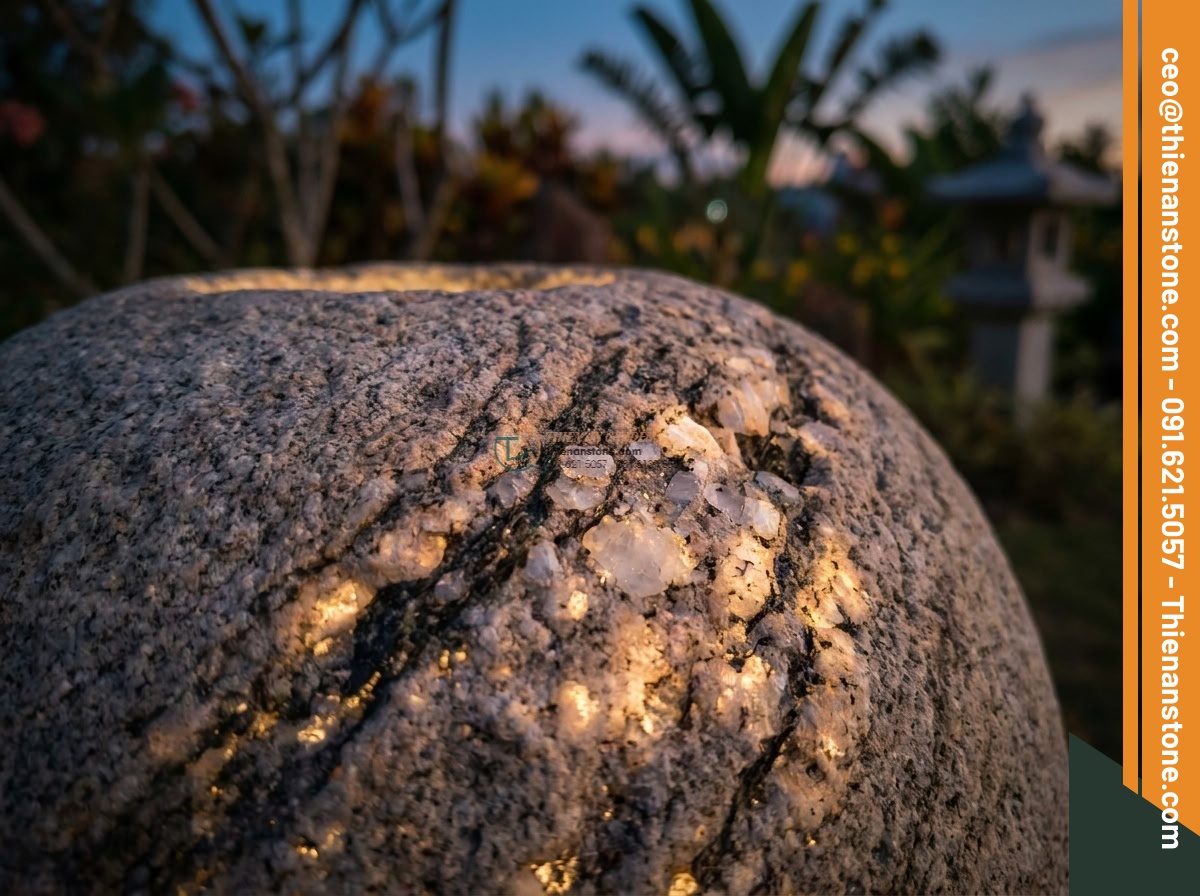 Đèn đá mẫu Sanko hình khối tròn tạc từ đá Granite (35x35x35cm).